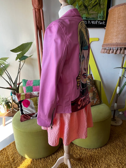 Rubaiyat Original: Handgeschilderde Pink Jacket – Draag de Glamour van een Filmicoon