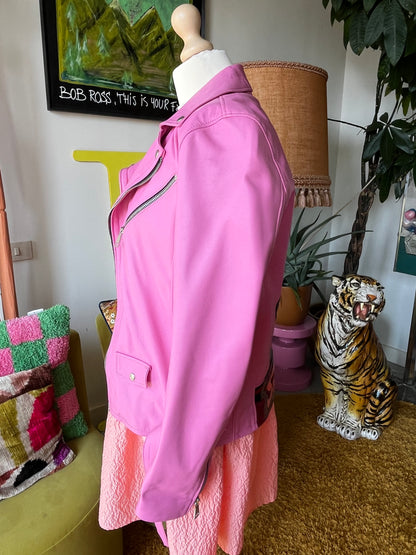 Rubaiyat Original: Handgeschilderde Pink Jacket – Draag de Glamour van een Filmicoon