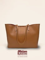 Camel leren handtas in luxe Italiaans leer met stijlvol en elegant design, lange leren hand-en schouderriemen, vooraanzicht.